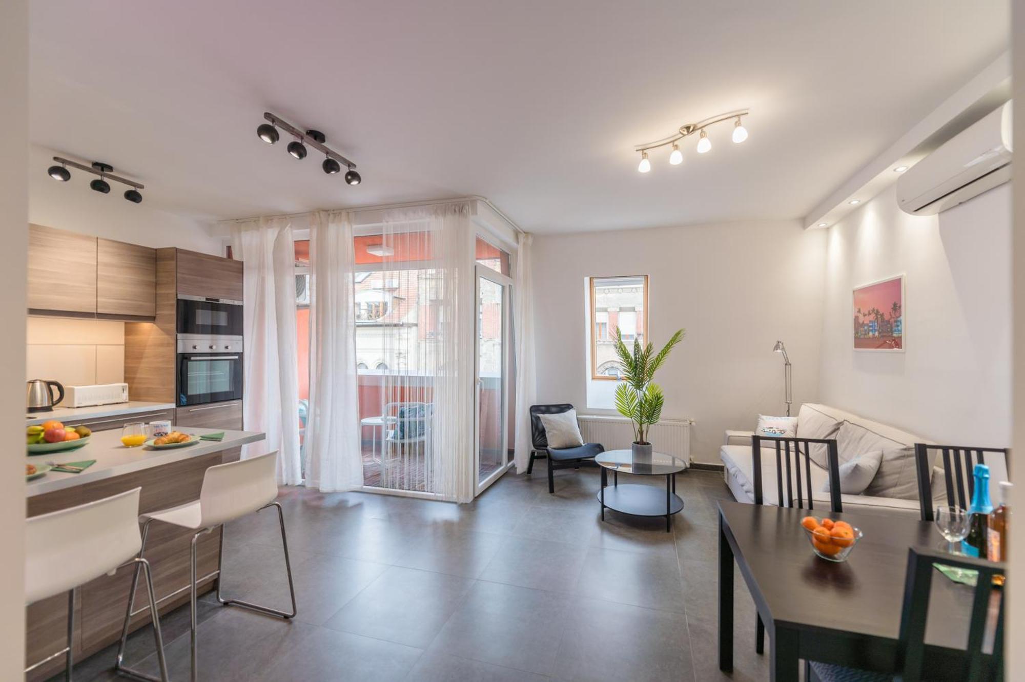 Miami Vice Apartment With Balcony Budapest Bagian luar foto