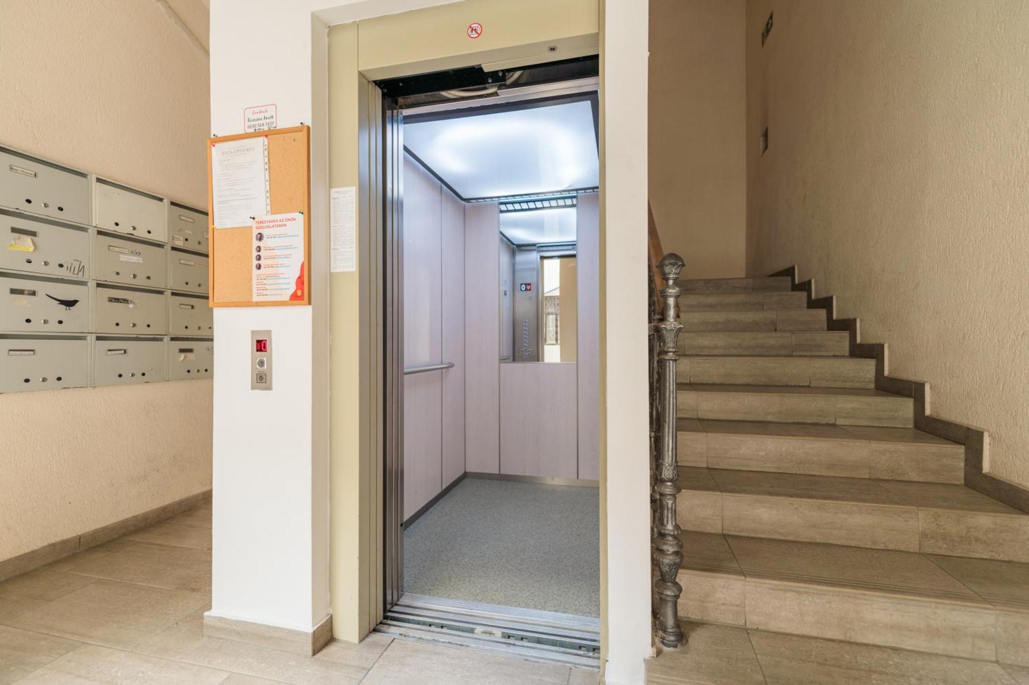Miami Vice Apartment With Balcony Budapest Bagian luar foto