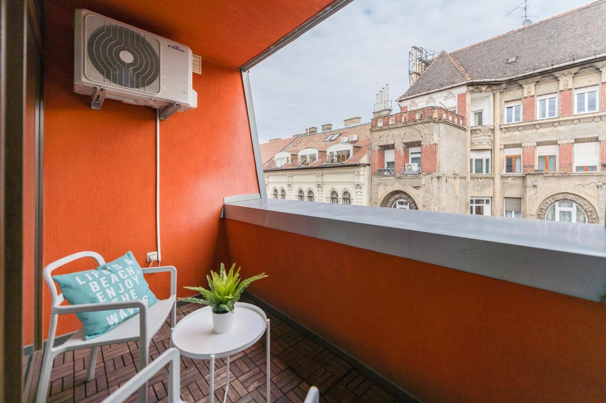 Miami Vice Apartment With Balcony Budapest Bagian luar foto
