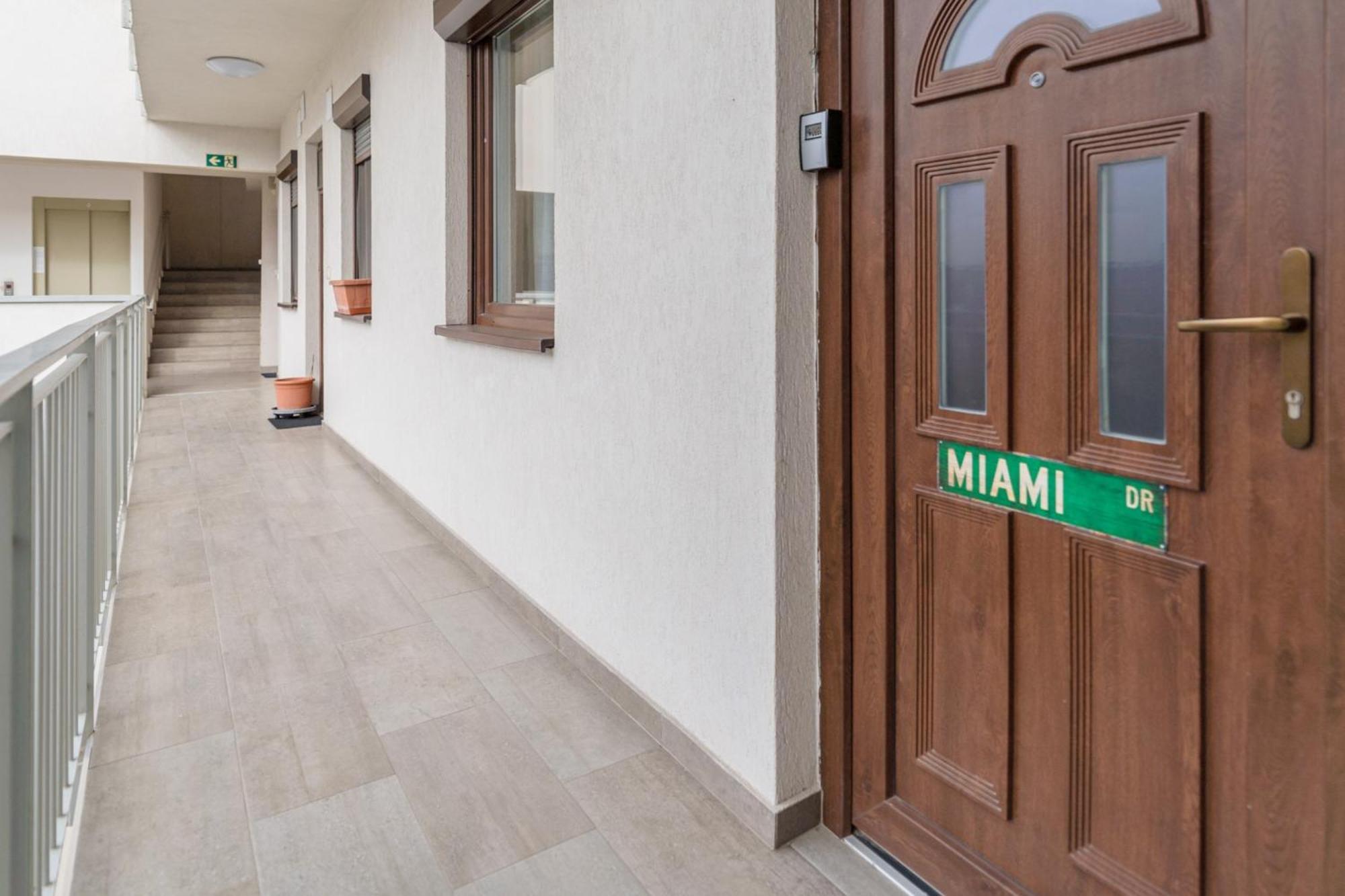 Miami Vice Apartment With Balcony Budapest Bagian luar foto