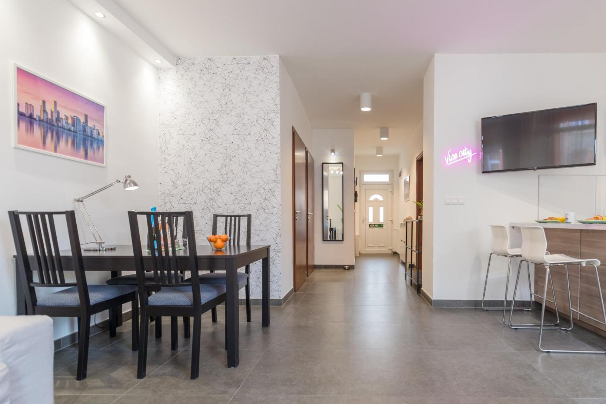 Miami Vice Apartment With Balcony Budapest Bagian luar foto